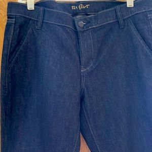 Old Navy dark denim jeans size 12. Straight leg. Slant pockets in front.